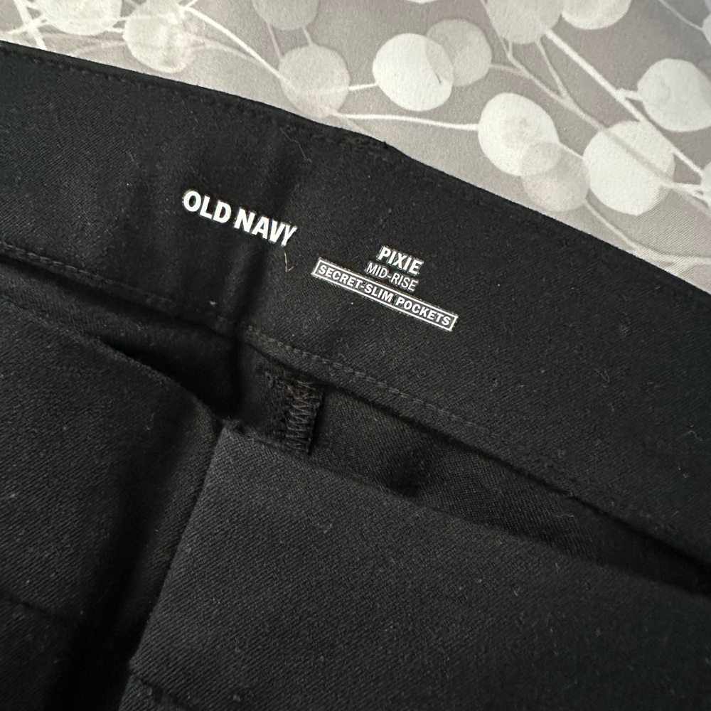NWT Old Navy Size 20 Mid-Rise Pixie Skinny Pants - Black